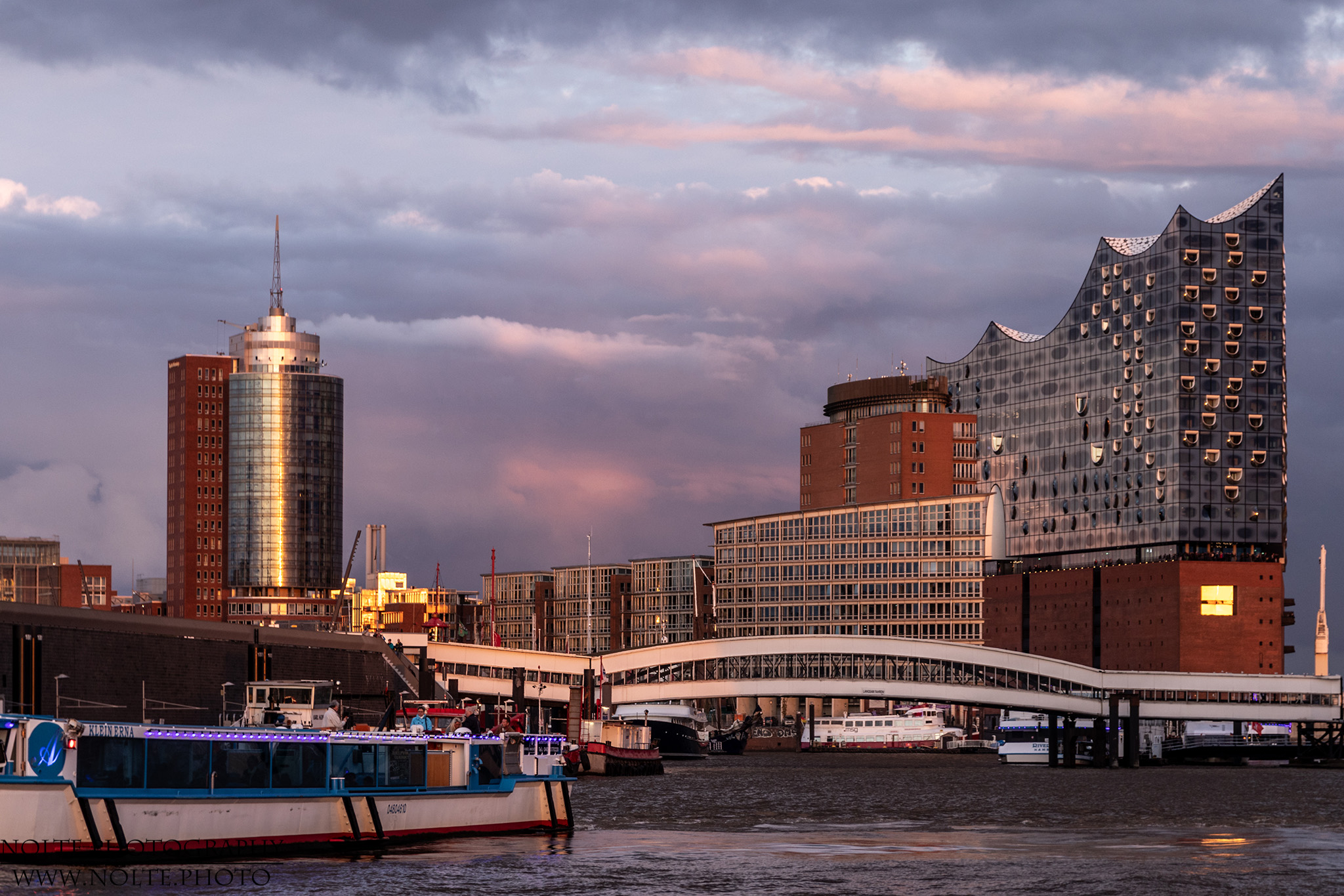 Elphi und COlumbustower am Abend